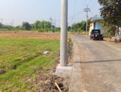 Ijin Pemasangan Tiang Listrik di Mojokopek Masih Misteri, Polemik Baru Adanya Tiang Listrik di Saluran Irigasi