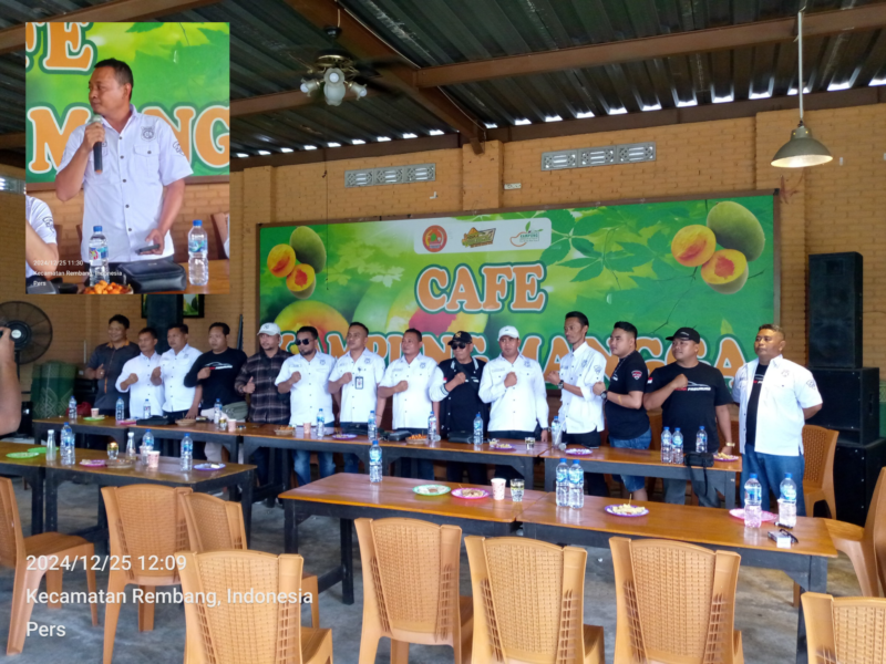 Gambar. Seluruh Pengurus LPKSM Sakera saat foto bersama seusai cara konferensi pers digelar, dan foto Sekjen Khoirul Huda saat berikan statement.(Dok. Kabarpresisi.com)