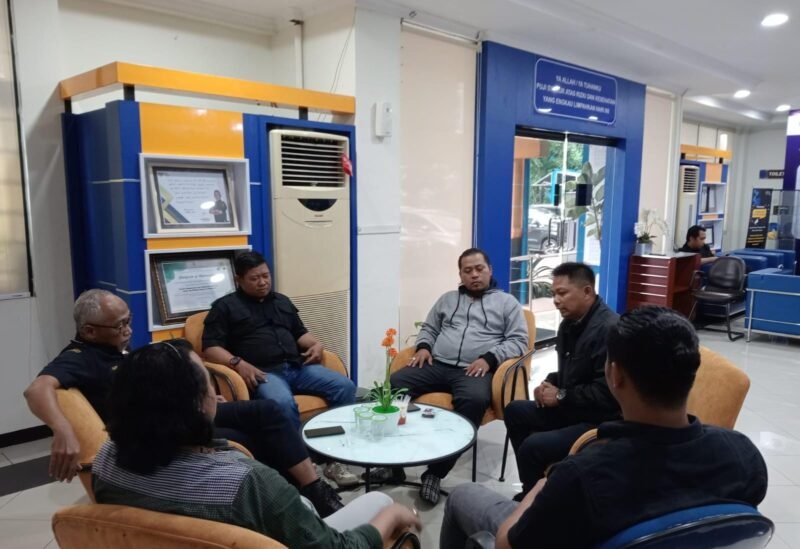 Tim media beserta Ketua DPC Grib Jaya saat mendatangi kantor cukai Pasuruan.(Foto.ist)