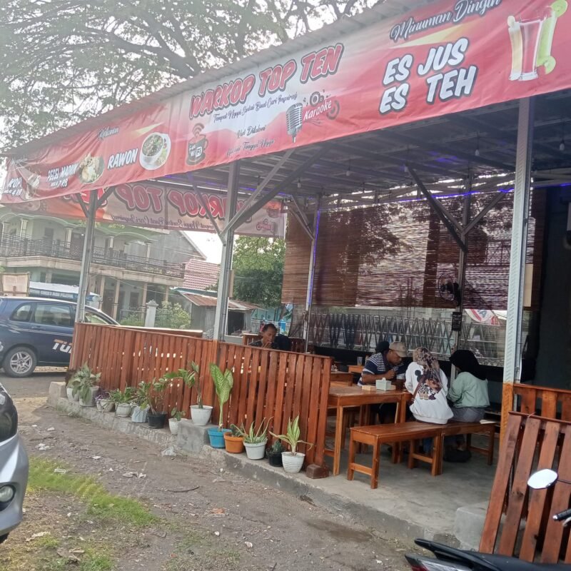 Gambar. Tampak Warkop Top Ten dari depan.(Foto.ist)