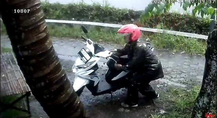 Gambar. Screenshotan Video Aksi Pencurian Sepeda Motor (Curanmor) terekam CCTV. (Foto.ist)