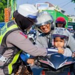 Satlantas Pasuruan Peduli Keselamatan dengan Bagi Bagi Helm SNI dan Reward ke Pengendara Motor