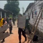 Sinergitas, Polisi dan TNI Bantu Perbaiki Rumah Terdampak Ledakan di Puri Mojokerto