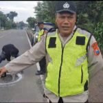 Respon Curhatan Warga, Polres Ngawi Tandai Jalan Berlubang Untuk Keselamatan Lalulintas