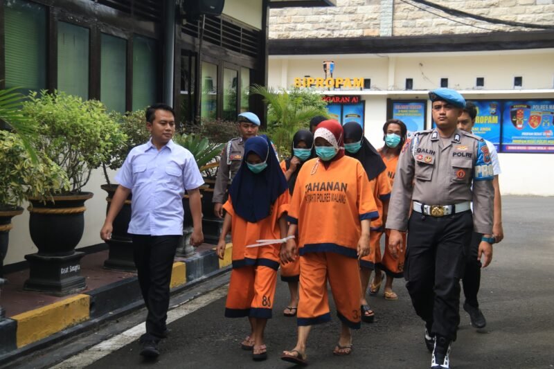 Foto : : 6 Tersangka Eksploitasi Anak di  warkop cetol Gondanglegi. Dalam konferensi pers di Polres Malang, pada Senin (20/1/2025).