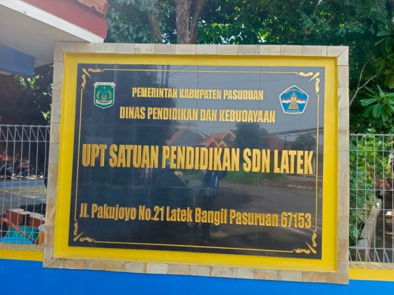 Gambar. Papan nama SDN Latek yang terletak di pagar sekolah dasar negeri latek.(Foto.ist).