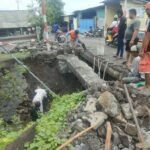Jembatan Ambruk, Warga Dusun Bunut Utara Bahu Membahu Perbaiki Secara Swadaya