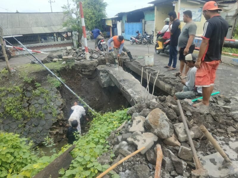 Gambar. Warga saat bahu membahu perbaiki jembatan di Bunut Utara, Pejangkungan, Rembang.( Dok. Kabarpresisi.com)