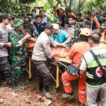 Polres Jombang Bersama TNI, Bantu Pencarian Korban Tanah Longsor