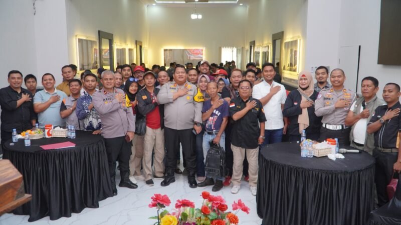 Gambar. Kapolres Pasuruan dan PJU bersama awak media saat sesi foto bersama.(Foto.ist)