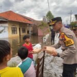 Polres Pasuruan Kota Evakuasi Warga Terdampak Banjir dan Beri Bantuan 1000 Nasi Kotak