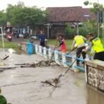 Tanggap Bencana, Polisi Bersama TNI dan Warga Bersihkan Sampah di Aliran Sungai Kali Ulo Magetan