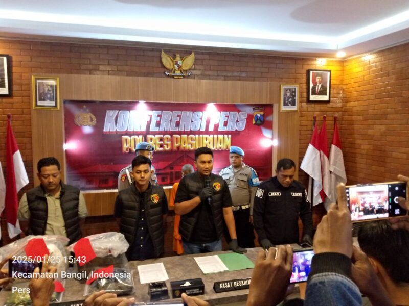 Gambar. Kasat Reskrim saat memimpin konferensi pers di Gedung Bale Warta.(Dok.Kabarpresisi.com)