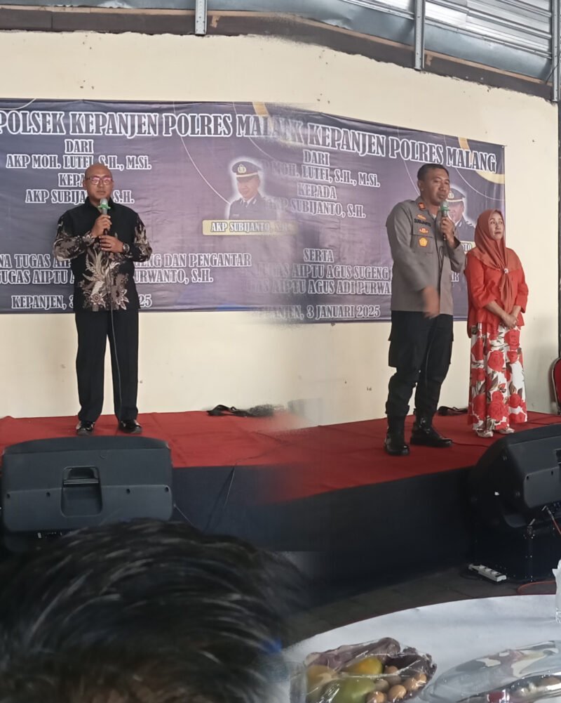 Foto Kiri : Pisah sambut Kapolsek Kepanjen (Pejabat lama), AKP Moh.lutfi, S.H, M.SI. dan AKP Subiyanto, S.H, (Pejabat baru). Di Halaman Mapolsek Kepanjen, 03/01/25.