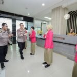 Kapolda Jatim Kunjungi RS Bhayangkara Kediri Beri Santunan Pasien dan Motivasi Tenaga Medis