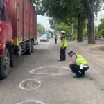 Operasi Keselamatan Semeru 2025 Polisi Beri Tanda Jalan Berlubang di Sidoarjo