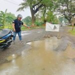 Kubangan Air Diruas Jalan Kabupaten, Masyarakat Berharap Dinas Terkait Segera Memperbaiki
