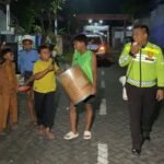 Cegah Tawuran dan Pencurian, Polres Pasuruan Dampingi Remaja Bangunkan Sahur