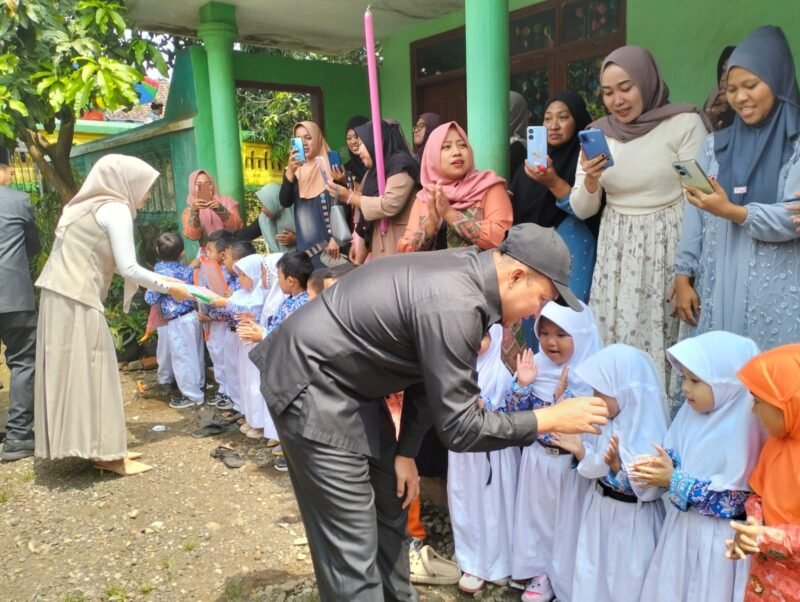 Gambar. Bupati Pasuruan Mas Rusdi Saat meninjau langsung ke SDN Jeladri serta berinteraksi langsung dengan siswa -siswi.(Foto.ist)