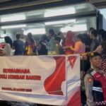 Dirikan Dapur Lapangan, Polri Bagikan 500 Porsi Makanan untuk Korban Bajir Rawajati 