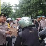 Polres Pasuruan Bagikan 100 Paket Takjil kepada Pengendara