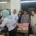 Tim Satgas Pangan Polda Jatim Sidak Pasar Wonokromo,Temukan Kecurangan Volume Minyak Goreng