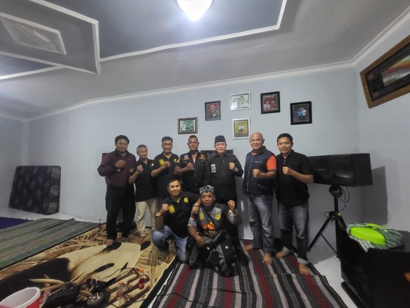 Gambar. Ketua DPD LP2KP Kab. Pasuruan, Serta Waka dan Anggota saat sesi foto bersama.(Foto.ist)
