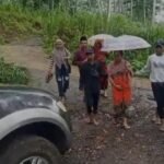Terjang Jalan Terjal, Polisi di Probolinggo Bantu Warga Pulang Dari Rumah Sakit Pasca Operasi Melahirkan