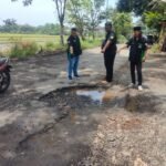 Masyarakat dan Aktivis LSM P-MDM Berharap Ruas Jalan Kabupaten Arah Sidogiri-Rembang Segera Diperbaiki