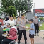 Berkah Ramadan Kapolrestabes Surabaya Bagikan 300 Paket Takjil