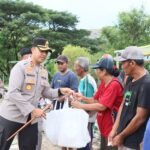 Ramadhan Berkah, Kapolres Kediri Kota Beri Bantuan Warga di TPA Sampah Pojok