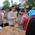 Berbagi Takjil Polres Ngawi Sosialisasikan Hotline 110 untuk Mudik Aman