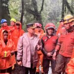 Gotong Royong Polisi Bersama TNI dan BPBD Tangani Longsor di Pacet Mojokerto