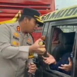 Pantau Arus Balik Lebaran di Mengkreng, Kapolres Kediri Berbagi Minuman Untuk Pengguna Jalan