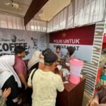 Wujud Motto Polri untuk Masyarakat, Petugas Pos Pelayanan Polres Pasuruan Bagi Makan Gratis untuk Pemudik