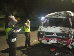 Travel Tabrak Bus yang Sedang Parkir di Bangil, Empat Penumpang Terluka