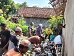 Babinsa Karangsono Perbaiki RTLH Milik Warga ODGJ Bersama Warga dan Perangkat Desa
