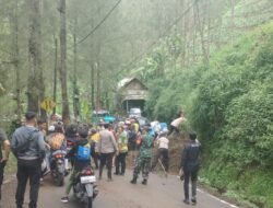 Sinergitas Polsek Tosari dan Warga Berhasil Tangani Longsor di Jalur Wisata Gunung Bromo