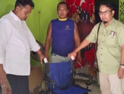 Tak Hanya Bangun Fisik di Desanya, Kades Amin Tohari Buktikan Kepedulian lewat Bantuan Kursi Roda