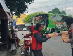 Polwan Pasuruan Buktikan Kepedulian, Beri Makan 100 Pekerja Informal di Jum’at Berkah