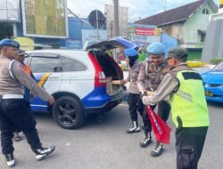 Sambut Hari Bhayangkara, Propam Polres Pasuruan Bagikan Nasi Kotak untuk Tukang Becak dan Pedagang Kecil