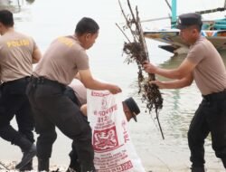 Polri Peduli Lingkungan : Polres Pelabuhan Tanjungperak Bersihkan Pesisir Surabaya Sambut Hari Bhayangkara ke-79
