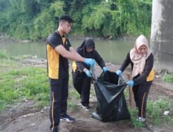Polri Peduli Lingkungan: Polres Jember Gelar Aksi Bersihkan Sungai Bedadung di Hari Bhayangkara ke -79