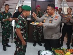 Hadiah HUT Bhayangkara ke-79, TNI Berikan Kejutan Tumpeng Kepada Kapolres Pasuruan