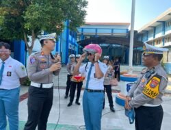 Dekat dan Bersahabat, Polisi Blusukan ke Sekolah Edukasi Tertib Lalin dan Berbagi Hadiah untuk Pelajar di Nganjuk
