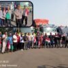 Gelorakan Cinta Tanah Air, Intelkam Polres Pasuruan dan Mahasiswa Bagi-Bagi Bendera ke Supir Truk