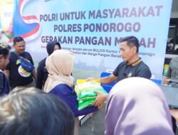 Polres Ponorogo Gelar Pasar Murah, Sediakan 47 ton Beras Warga Sambut Antusias