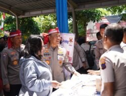 Wakapolri Beri Perhatian Khusus Kepada Biarawati dan Lansia Saat Bakti Sosial di Polsek Genuk