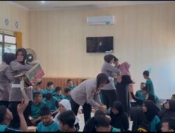 Tebar Senyum, Polwan Pasuruan Beri Motivasi ke Anak SLBN