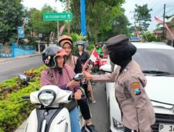Aksi Simpatik Polisi Wanita Polresta Banyuwangi di Hari Jadi Polwan ke -77 Gatur Lalin Sambil Berbagi Coklat